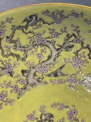 A Chinese yellow-ground famille rose 'magpie and plum tree' plate, Tongzhi mark and of the period — photo 3
