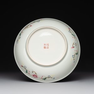 A Chinese yellow-ground famille rose 'magpie and plum tree' plate, Tongzhi mark and of the period — photo 2