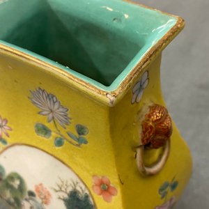 A Chinese yellow-ground famille rose vase, 19/20th C. — photo 13