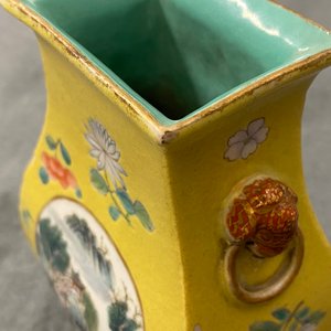 A Chinese yellow-ground famille rose vase, 19/20th C. — photo 14