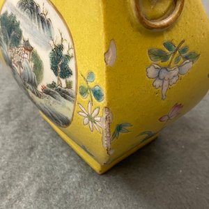 A Chinese yellow-ground famille rose vase, 19/20th C. — photo 15