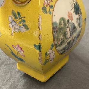 A Chinese yellow-ground famille rose vase, 19/20th C. — photo 16