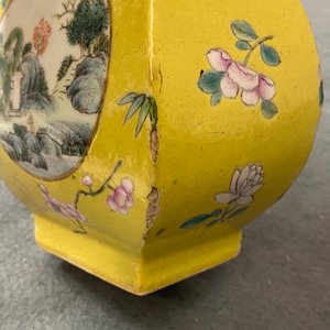 A Chinese yellow-ground famille rose vase, 19/20th C. — photo 17
