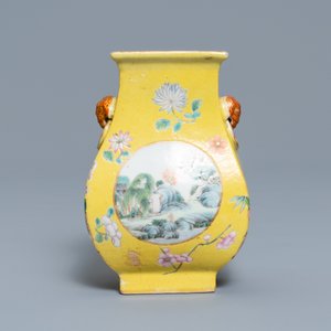 A Chinese yellow-ground famille rose vase, 19/20th C. — photo 3