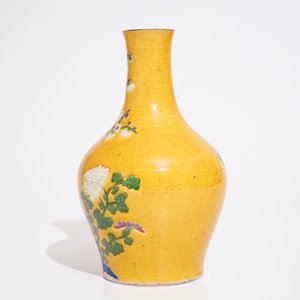 A Chinese yellow ground famille rose vase, 20th C. — photo 4