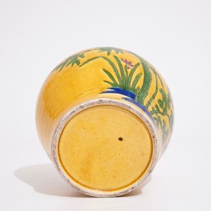 A Chinese yellow ground famille rose vase, 20th C. — photo 6