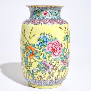 A Chinese yellow-ground famille rose vase, Qianlong mark, Republic, 20th C. — 照片 2