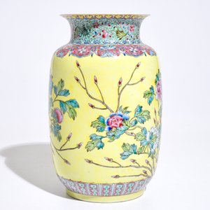 A Chinese yellow-ground famille rose vase, Qianlong mark, Republic, 20th C. — 照片 4