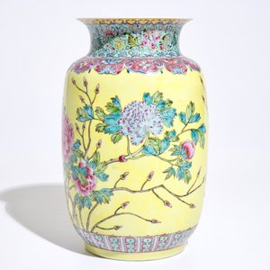 A Chinese yellow-ground famille rose vase, Qianlong mark, Republic, 20th C. — 照片 5