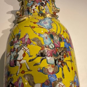 A Chinese yellow-ground famille rose 'warrior' vase, 19th C. — photo 14