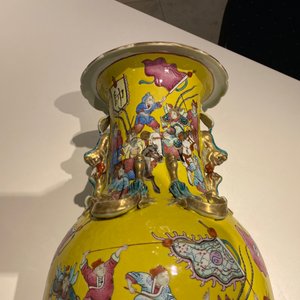 A Chinese yellow-ground famille rose 'warrior' vase, 19th C. — photo 18