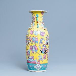 A Chinese yellow-ground famille rose 'warrior' vase, 19th C. — photo 4