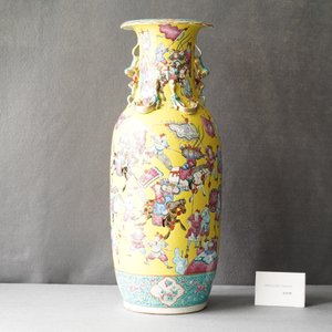 A Chinese yellow-ground famille rose 'warrior' vase, 19th C. — photo 8