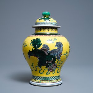 A Chinese yellow-ground famille verte vase and cover with Buddhist lions, 19th C. — photo 1
