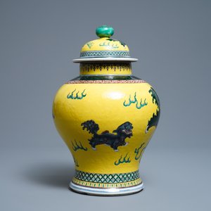 A Chinese yellow-ground famille verte vase and cover with Buddhist lions, 19th C. — photo 2