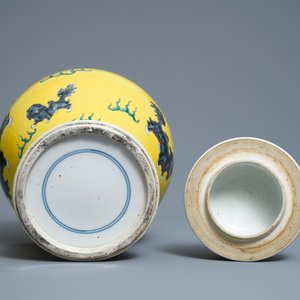 A Chinese yellow-ground famille verte vase and cover with Buddhist lions, 19th C. — photo 6