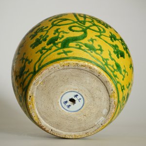 A Chinese yellow ground jar with green "Three friends of winter" design, marked Wanli, 19/20th C. — 照片 11