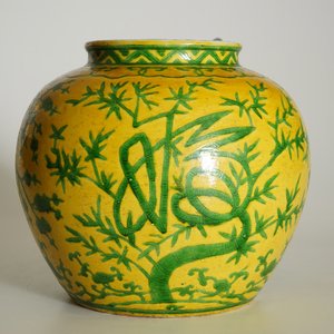 A Chinese yellow ground jar with green "Three friends of winter" design, marked Wanli, 19/20th C. — 照片 6