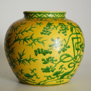 A Chinese yellow ground jar with green "Three friends of winter" design, marked Wanli, 19/20th C. — 照片 7