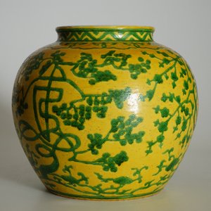 A Chinese yellow ground jar with green "Three friends of winter" design, marked Wanli, 19/20th C. — 照片 8