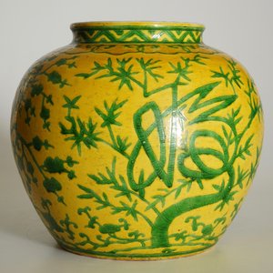 A Chinese yellow ground jar with green "Three friends of winter" design, marked Wanli, 19/20th C. — 照片 10