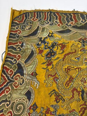 A Chinese yellow-ground kesi silk 'Dragon' panel, 18/19th C. — photo 1
