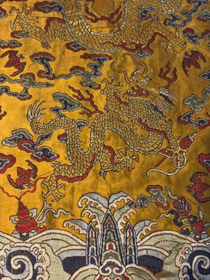 A Chinese yellow-ground kesi silk 'Dragon' panel, 18/19th C. — photo 11