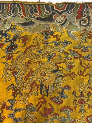 A Chinese yellow-ground kesi silk 'Dragon' panel, 18/19th C. — photo 2