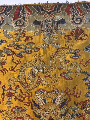 A Chinese yellow-ground kesi silk 'Dragon' panel, 18/19th C. — photo 3