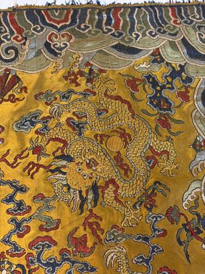 A Chinese yellow-ground kesi silk 'Dragon' panel, 18/19th C. — photo 4