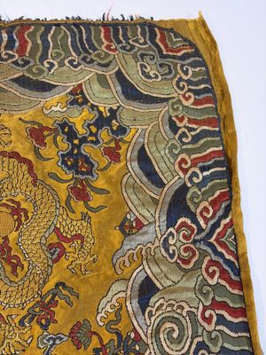 A Chinese yellow-ground kesi silk 'Dragon' panel, 18/19th C. — photo 5