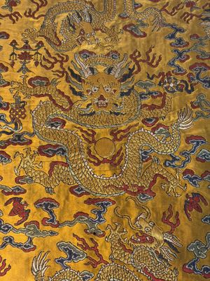 A Chinese yellow-ground kesi silk 'Dragon' panel, 18/19th C. — photo 6