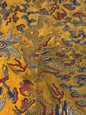 A Chinese yellow-ground kesi silk 'Dragon' panel, 18/19th C. — photo 7