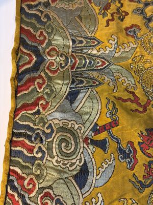 A Chinese yellow-ground kesi silk 'Dragon' panel, 18/19th C. — photo 8