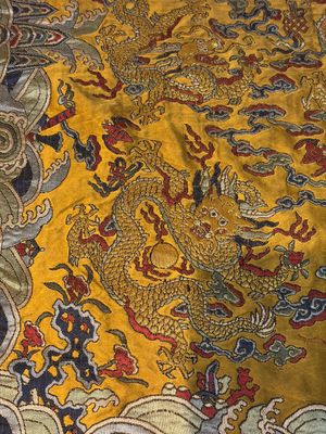 A Chinese yellow-ground kesi silk 'Dragon' panel, 18/19th C. — photo 9