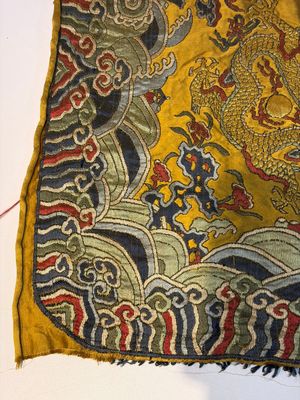 A Chinese yellow-ground kesi silk 'Dragon' panel, 18/19th C. — photo 10