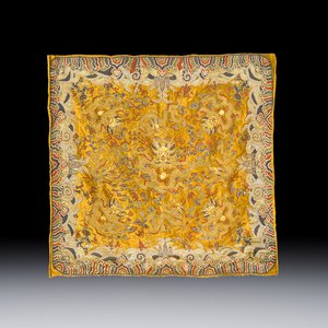 A Chinese yellow-ground kesi silk 'Dragon' panel, 18/19th C. — photo 1