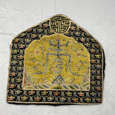 A Chinese yellow-ground silk and gold-thread embroidered 'Wan Shou 萬壽' panel — 照片 1