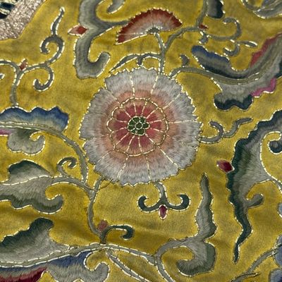 A Chinese yellow-ground silk and gold-thread embroidered 'Wan Shou 萬壽' panel — 照片 13