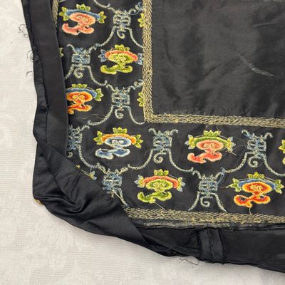 A Chinese yellow-ground silk and gold-thread embroidered 'Wan Shou 萬壽' panel — 照片 16