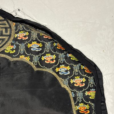 A Chinese yellow-ground silk and gold-thread embroidered 'Wan Shou 萬壽' panel — 照片 18