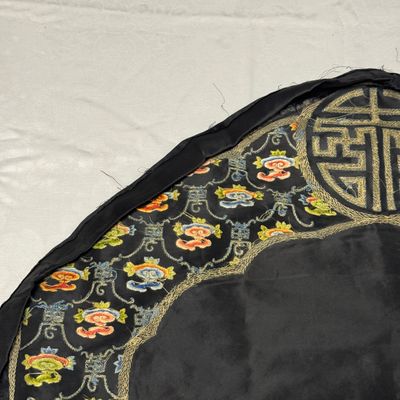 A Chinese yellow-ground silk and gold-thread embroidered 'Wan Shou 萬壽' panel — 照片 20