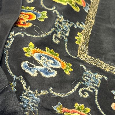 A Chinese yellow-ground silk and gold-thread embroidered 'Wan Shou 萬壽' panel — 照片 21