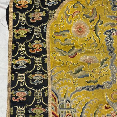 A Chinese yellow-ground silk and gold-thread embroidered 'Wan Shou 萬壽' panel — 照片 5