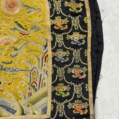 A Chinese yellow-ground silk and gold-thread embroidered 'Wan Shou 萬壽' panel — 照片 9