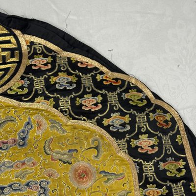 A Chinese yellow-ground silk and gold-thread embroidered 'Wan Shou 萬壽' panel — 照片 10
