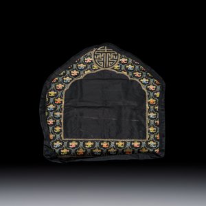A Chinese yellow-ground silk and gold-thread embroidered 'Wan Shou 萬壽' panel — 照片 2