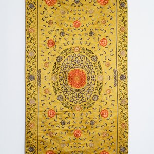 A Chinese yellow-ground silk embroidered altar cloth with floral design, 18/19th C. — photo 2