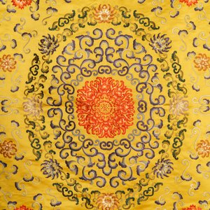 A Chinese yellow-ground silk embroidered altar cloth with floral design, 18/19th C. — photo 3