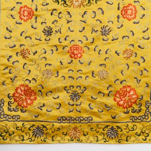 A Chinese yellow-ground silk embroidered altar cloth with floral design, 18/19th C. — photo 5